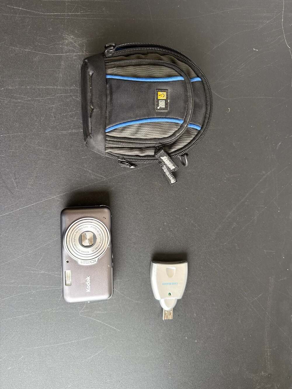 Kodak  V1003 10MP Digital Camera Bundle with Case Logic Case & Card Reader